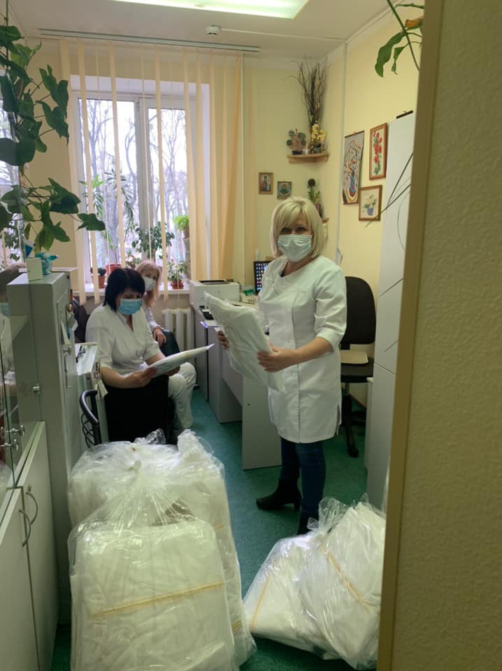 Волонтерська допомога: українським лікарням пропонують безкоштовний одноразовий захисний одяг - 91213225 10215191211441331 3008929086849417216 n ukrayina, novyny, zdorov-ya, golovne Волонтерська допомога: українським лікарням пропонують безкоштовний одноразовий захисний одяг - українські дизайнери - 91213225 10215191211441331 3008929086849417216 n