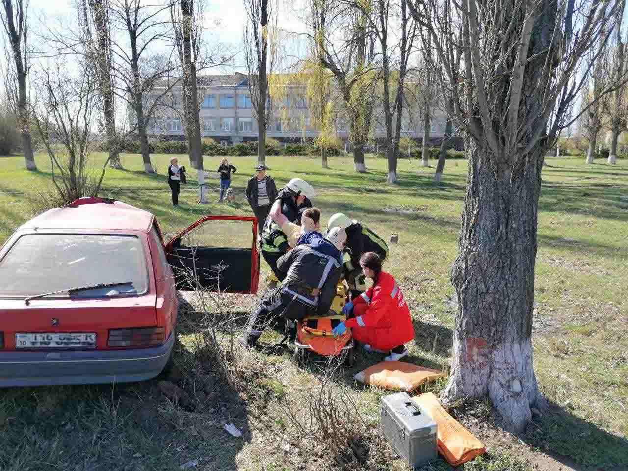 У Володарському районі водій легковика не розминувся із деревом - IMG a51f1febadd21bf7a6698eaaf7d67474 V novyny, kyyivshhyna, dtp У Володарському районі водій легковика не розминувся із деревом - - IMG a51f1febadd21bf7a6698eaaf7d67474 V