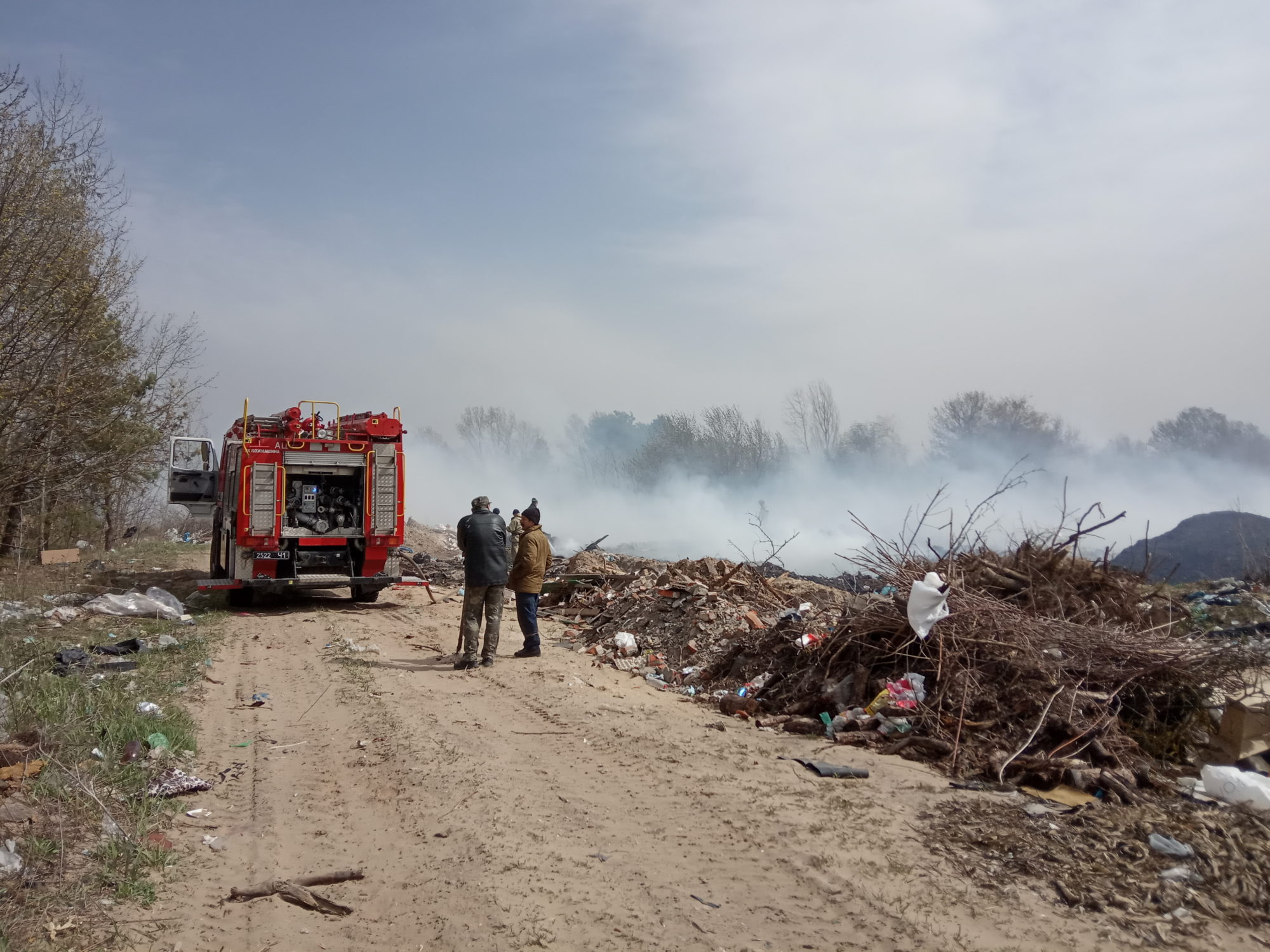На Іванківщині горіли гектари лісової підстилки, зелених насаджень та сміття - IMG 20200416 135506 2000x1500 prygody, pozhezhi, novyny, kyyivshhyna На Іванківщині горіли гектари лісової підстилки, зелених насаджень та сміття - - IMG 20200416 135506 2000x1500