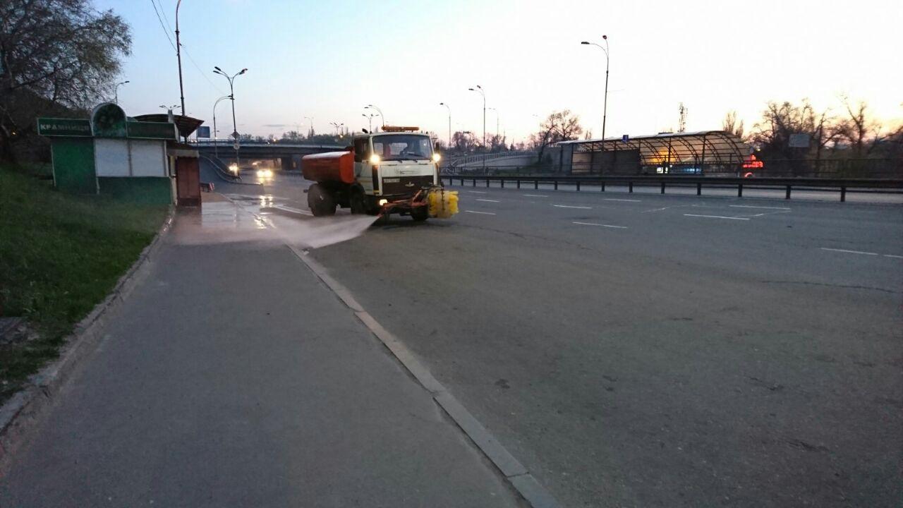 У Києві цілодобово миють вулиці і тротуари - imgbig 3 novyny, kyyivshhyna-suspilstvo, kyiv У Києві цілодобово миють вулиці і тротуари - - imgbig 3