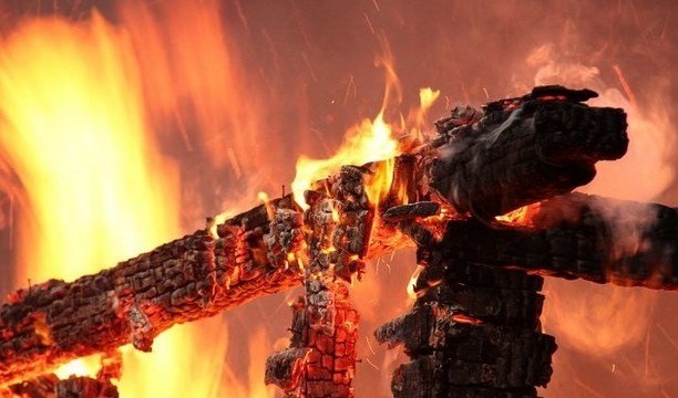 Вогонь пошкодив дах: у Києві горів житловий будинок