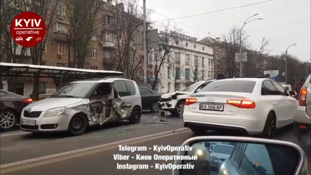 Зіткнулося 5 авто: на столичному Повітрофлотському проспекті - серйозна аварія - Screenshot 20201119 160645 Facebook novyny, kyiv, dtp Зіткнулося 5 авто: на столичному Повітрофлотському проспекті - серйозна аварія - - Screenshot 20201119 160645 Facebook